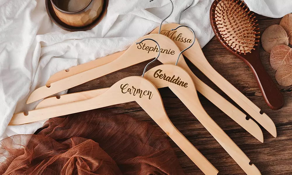 Personalisierte Kleiderbügel aus Holz mit Namen und Datum