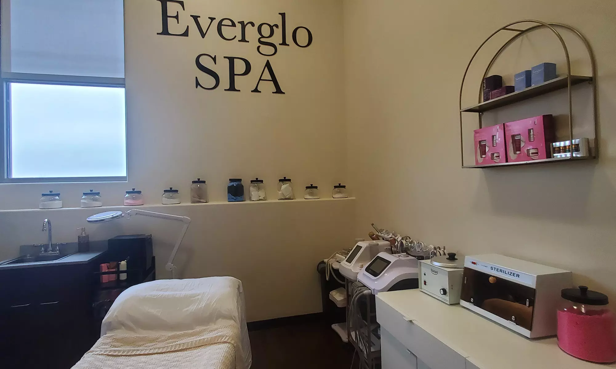 Up to 50% Off on Eyelash Tinting at Everglo Spa