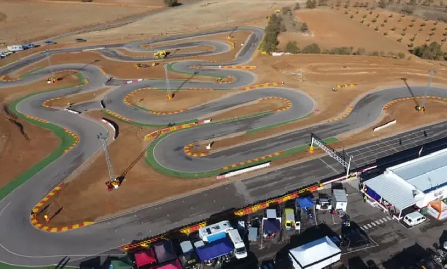 Image 2: 2 tandas de 8 minutos en kart individual para 1 o 2 adultos