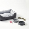 Image 2: Kit completo de accesorios para perros con cama, cuencos y juguete