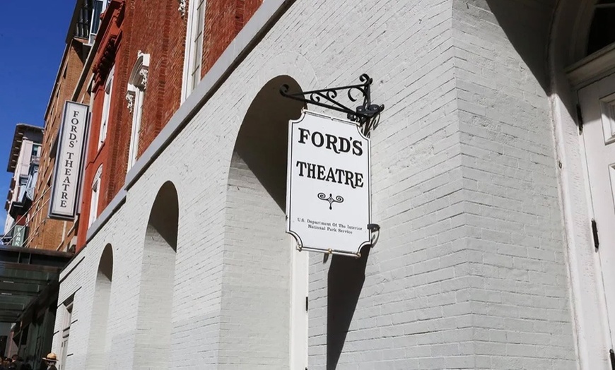 Image 3: Washington D.C. Monument & Theater Tour with Transportation