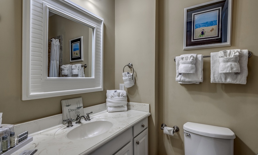 Image 31: Luxury Oceanfront Resort – Private Pools, Lazy River & Swim-Up Bar