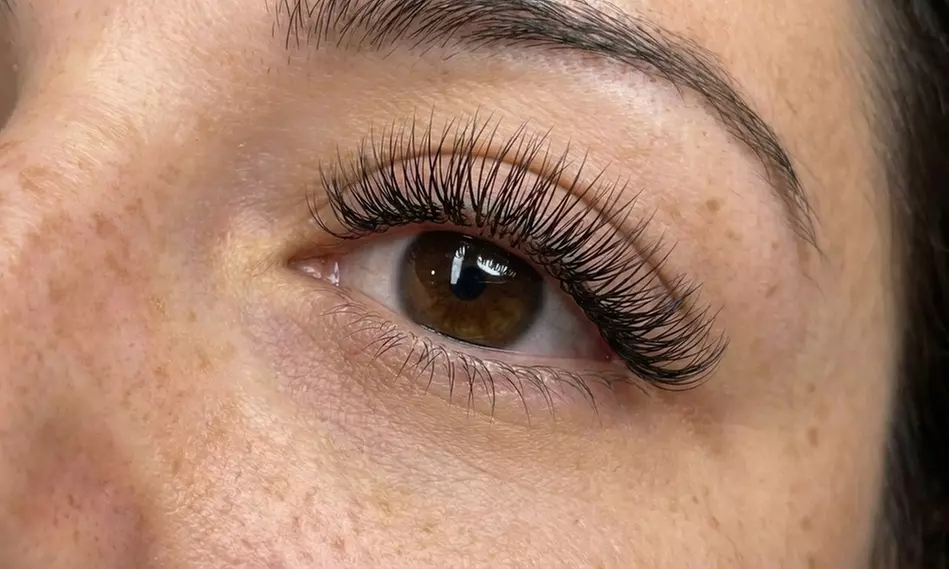 Klassische 1:1-, Leicht-Volumen oder Mega-Volumen Wimpernverlängerung