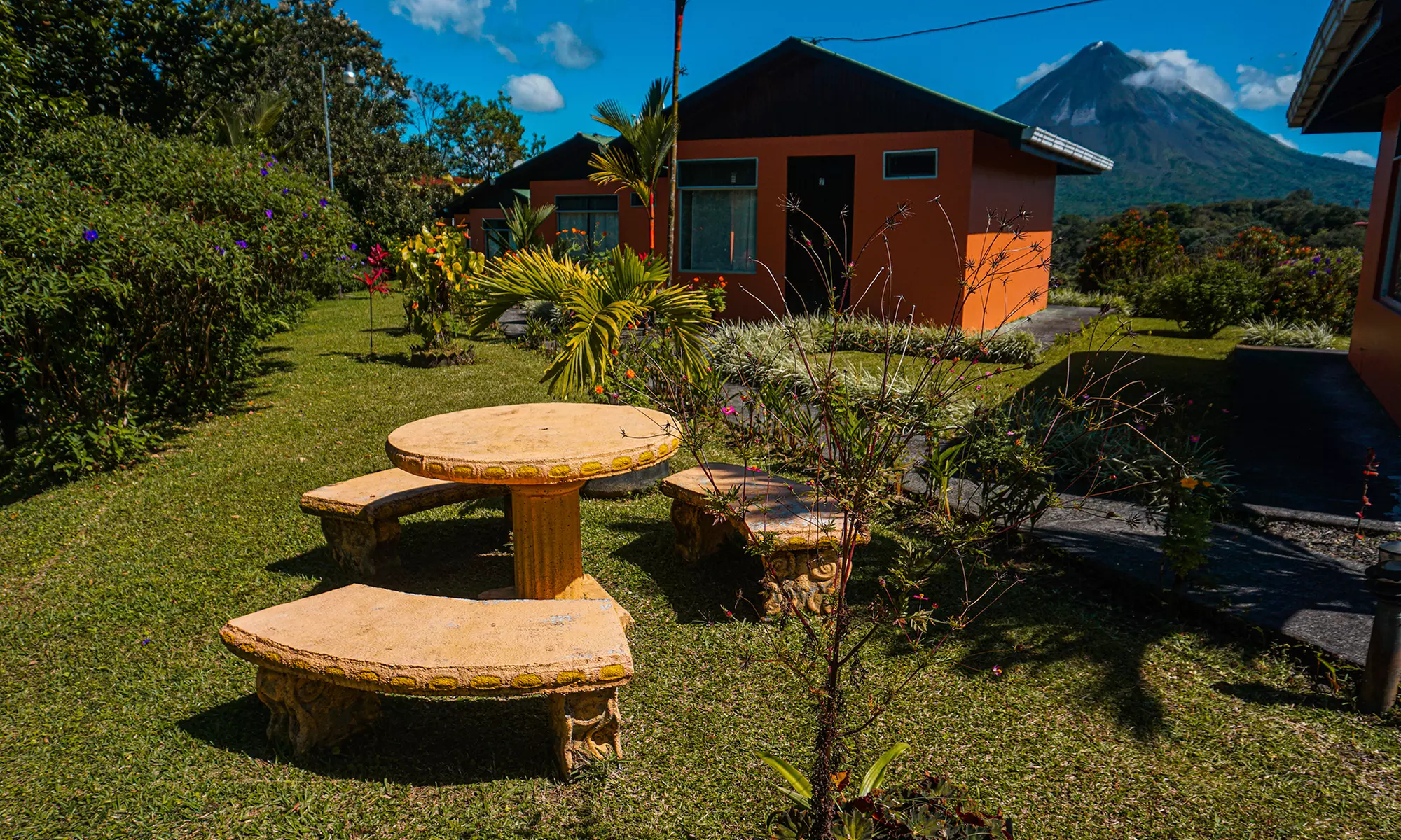 ✈ 4-Night Costa Rica Getaway: Chateau Arenal w/ Air & Hotels