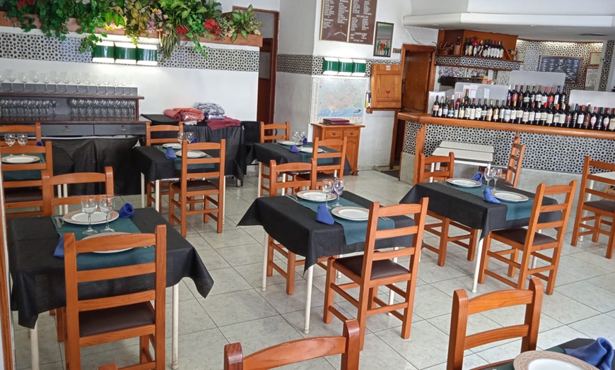 Image 8: Menú Premium de arroz con langosta y marisco con entrantes y vino 