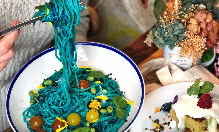 Image 1: Menú vegetariano creativo en Superchulo para 2 o 4 con bebida y postre