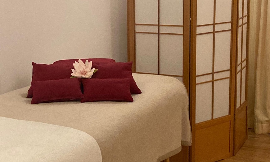 Image 2: Harmonie für Körper und Seele: Reiki Anwendung