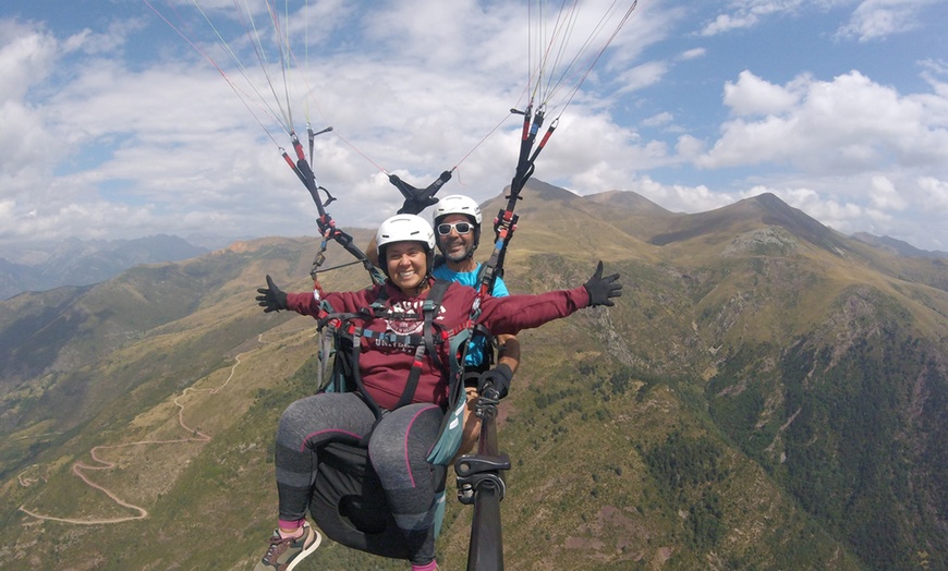 Image 1: Vuelo en parapente biplaza con instructor titulado para 1 persona 