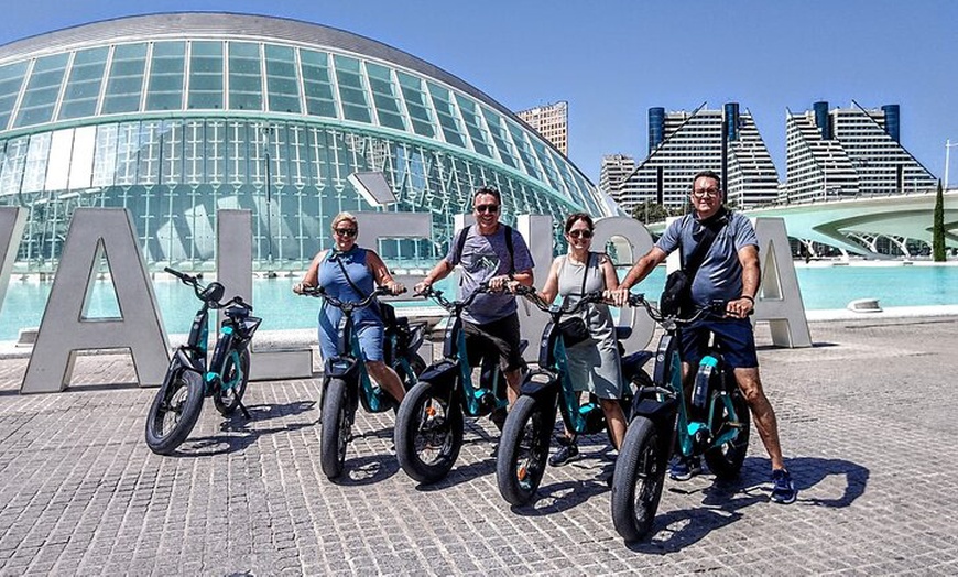 Image 1: Tour guiado por Valencia en bicicleta clásica o eléctrica para 2 o 4