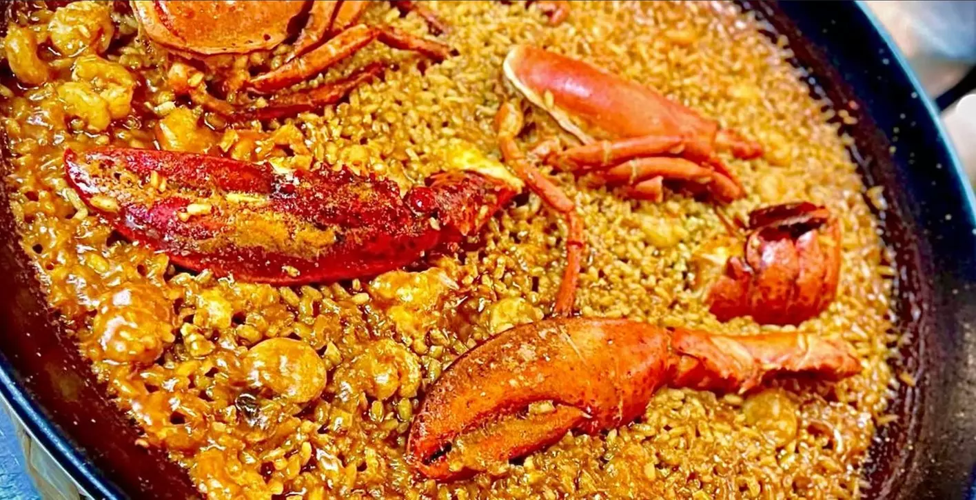 Menú para 2 o 4 con entrantes, principales, postres y bebidas