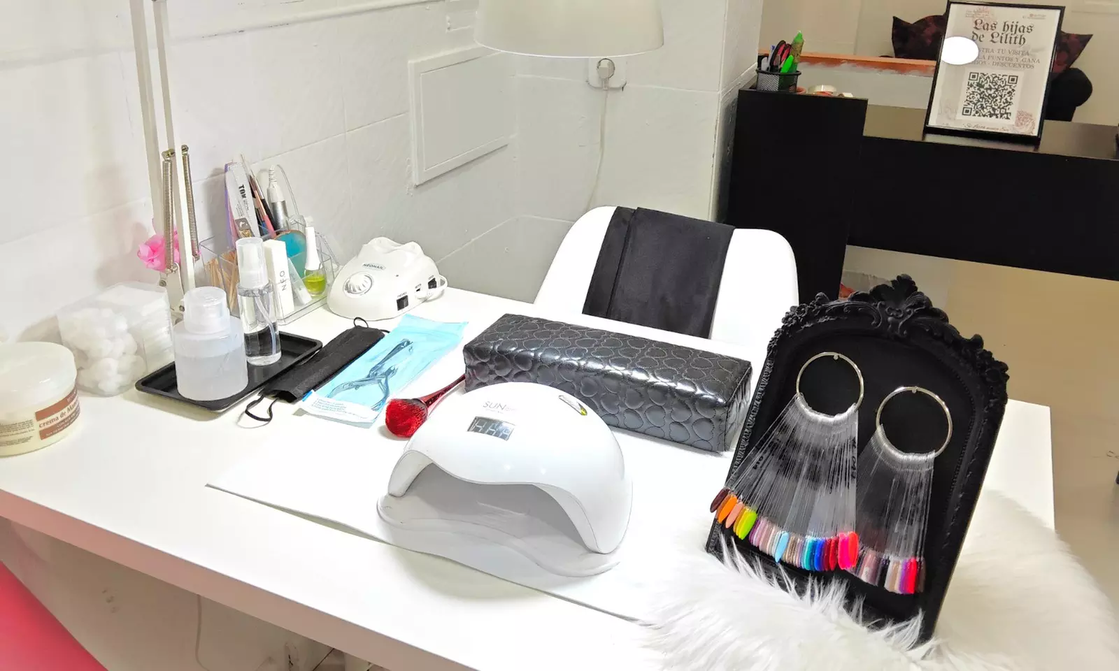 Sesión de manicura y/o pedicura con esmaltado normal o semipermanente