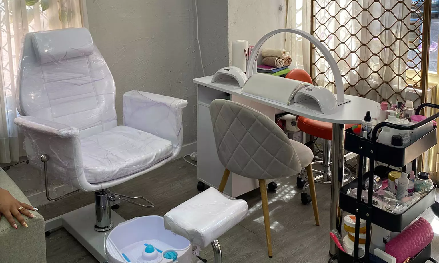 Manicura, pedicura o primera puesta de uñas de gel/acrílico y diseño