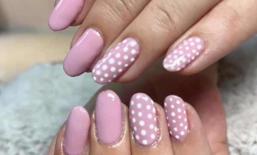 Image 6: 2 sesiones de manicura y/o pedicura con esmaltado semipermanente