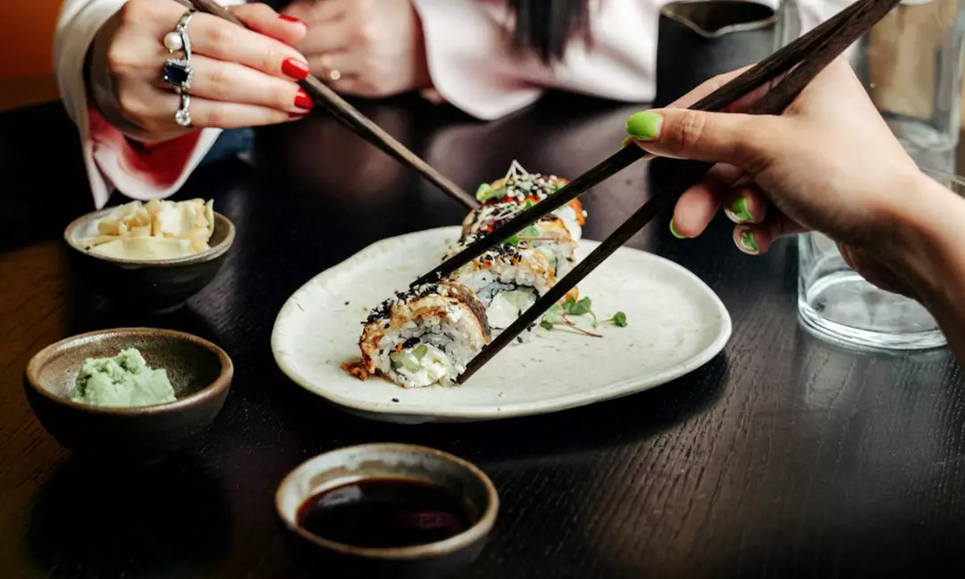 Sushi-Platte mit Vorspeise, Dessert und Getränk für 2 oder 4 Personen