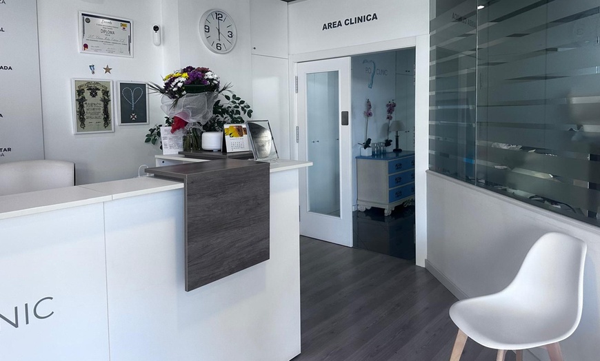 Image 10: Redefine tu rostro con un tratamiento reafirmante inyectado para 1