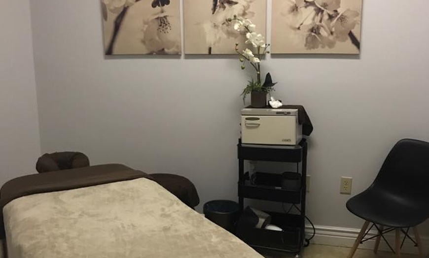 Image 4: 75 minute Himalayan salt stone massage experience