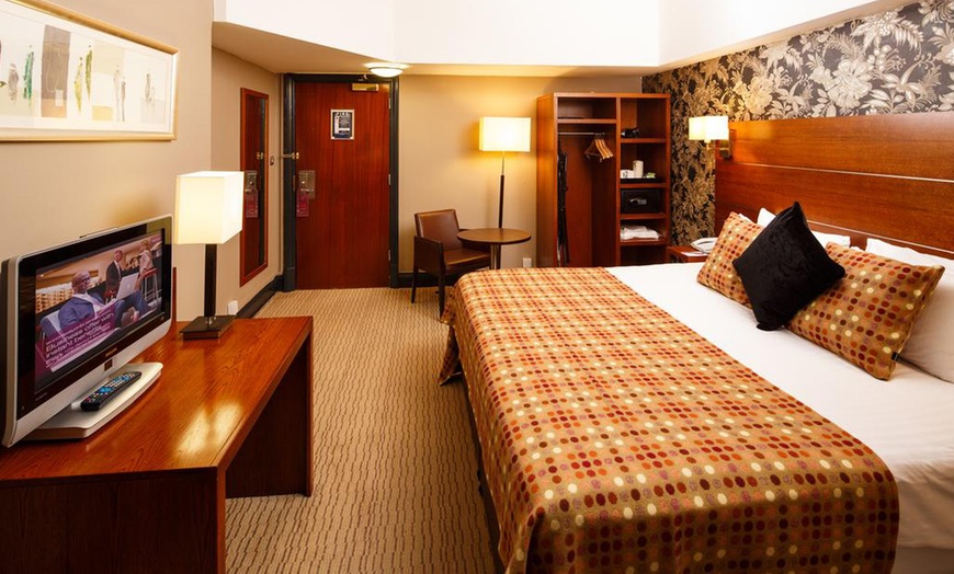 Image 3: Leicester: 4* Stay with Christmas Party Package