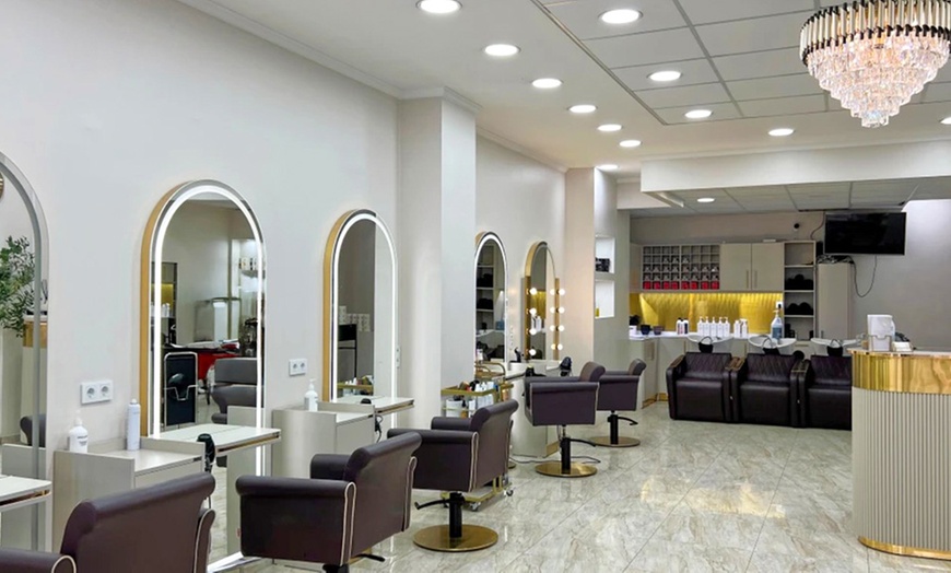 Image 4: Haarschnitt, Ansatzfarbe oder intensive Repair-Haarkur für 1 Person