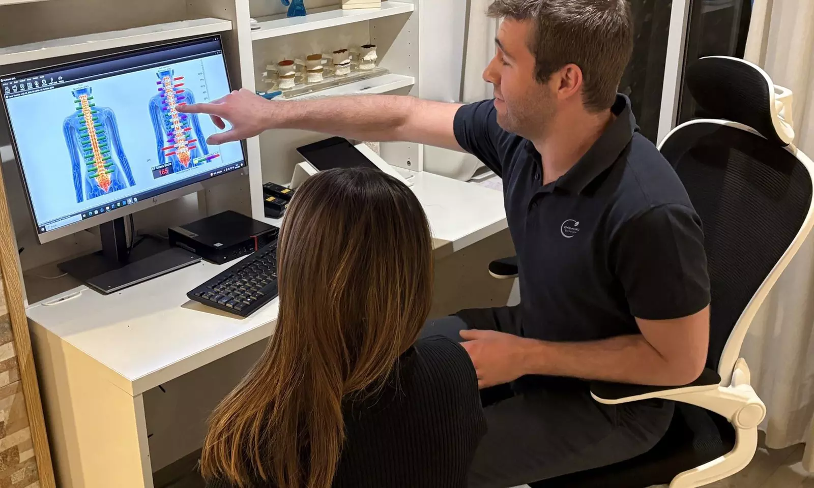 Primera visita quiropráctica con evaluación digital, ajuste e informe