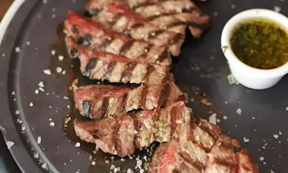 Menú con entrantes, principales, postres y bebidas