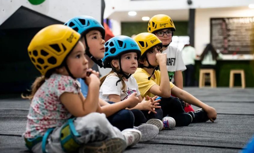 Image 3: Escalada libre o en familia con material y 1 h de profesor incluido