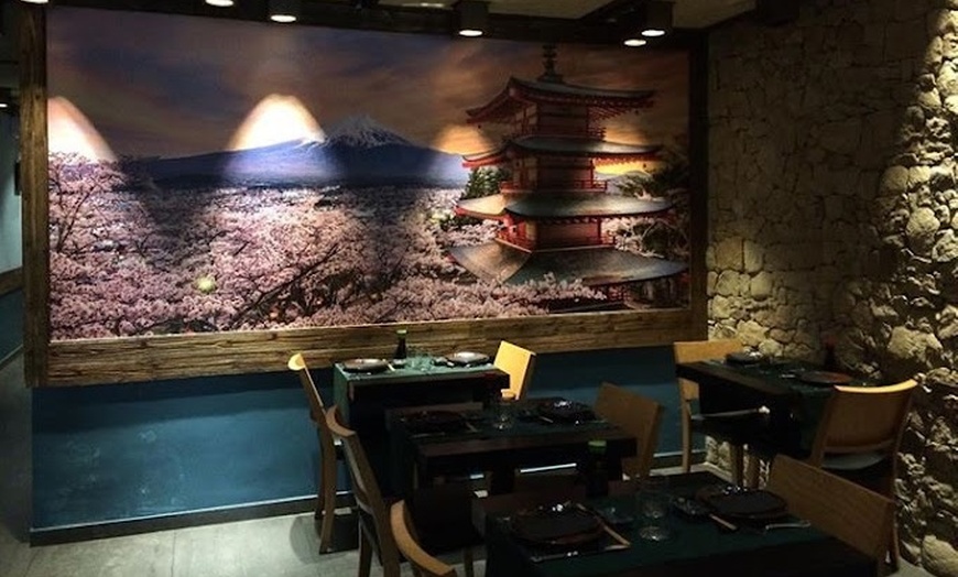 Image 12: Explora lo auténtico: menú degustación de sushi para 2 o 4 personas