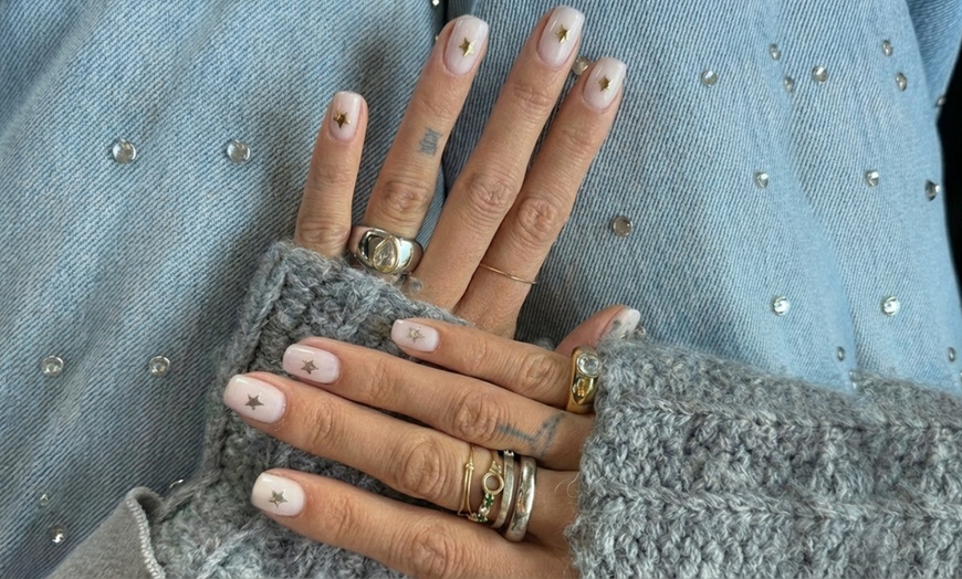 Image 3: Uñas acrílicas con opción a decoración y masaje de manos para 1