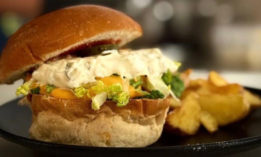 Image 7: Buffet libre de entrantes y burgers para 2 personas con bebida