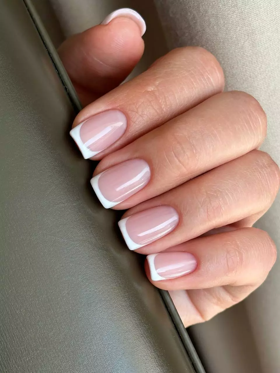 Stylizacja hybrydowa ze wzmocnieniem: zadbane dłonie i stopy