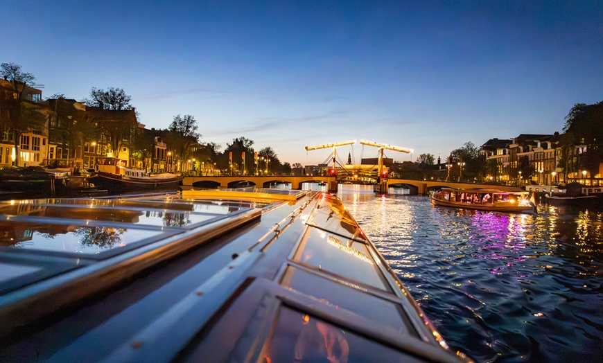 Image 34: Grachten vol lichtjes en legendes: een avondcruise door Amsterdam