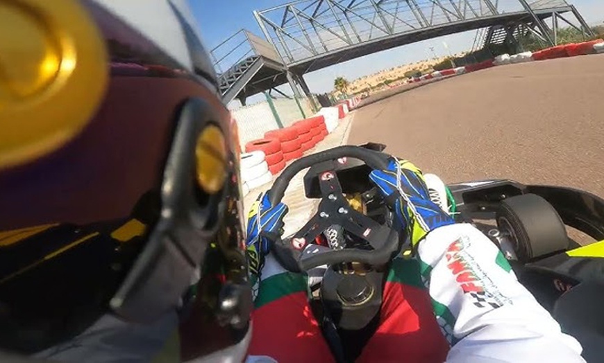 Image 6: 2 tandas de 8 minutos en kart individual para 1 o 2 adultos