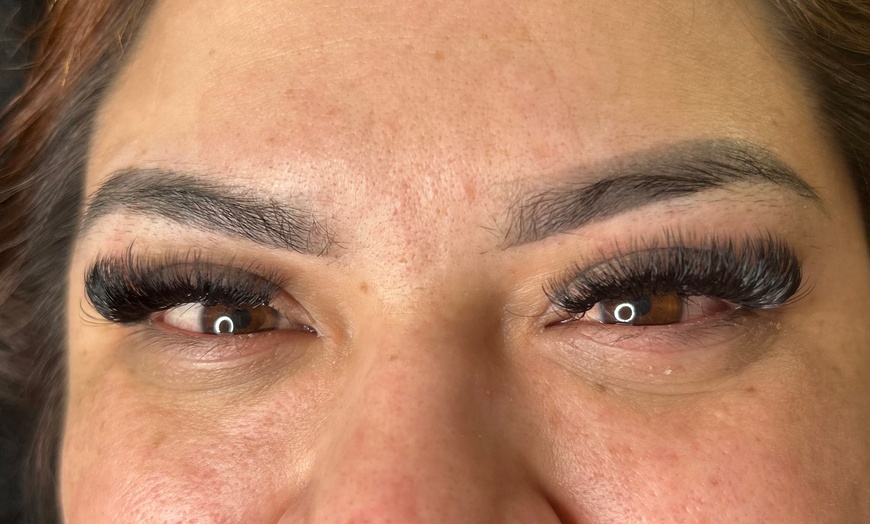 Image 4: Transform w/ Full Set of Classic, Hybrid, or Volume Eyelash Extensions