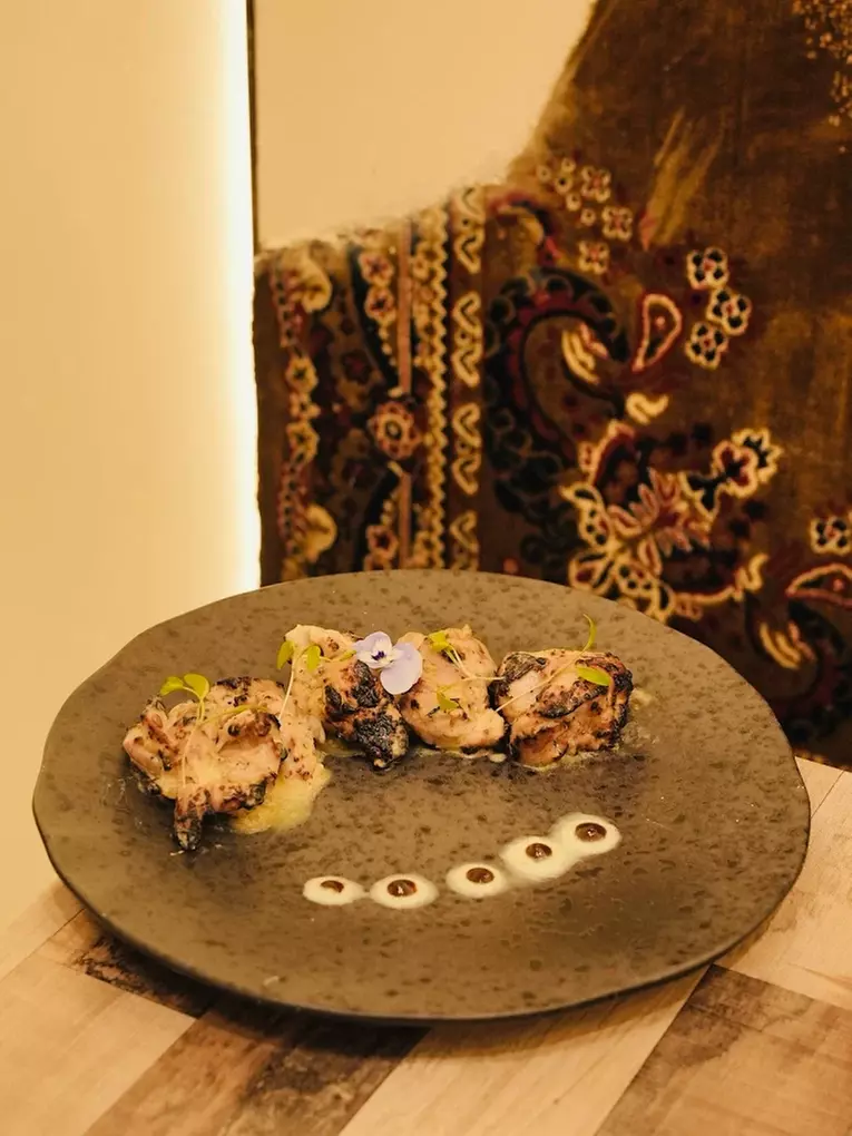 Enjoy Full Meal with Starter, Main, Extras, Dessert & Drinks at OUD