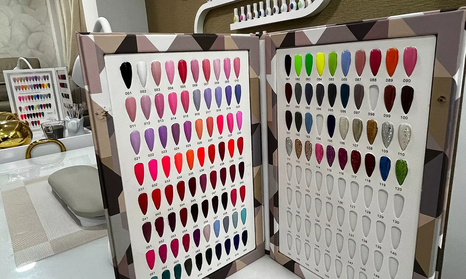 Manicura y/o pedicura semipermanente o extensiones de uñas de soft gel