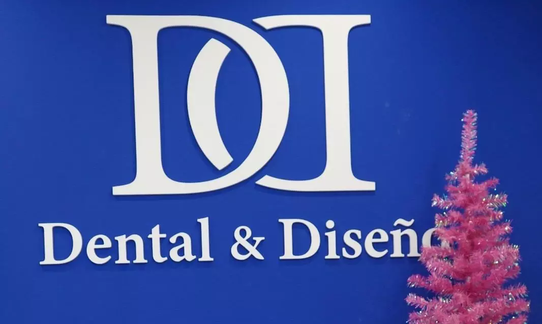 Colocación de hasta 6 implantes dentales con corona, con revisiones