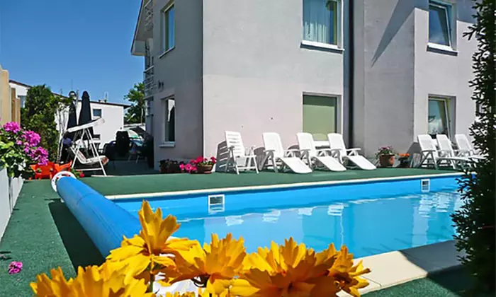 Darłowo: 2-5 nocy dla 2 osób ze śniadaniami i pakietem powitalnym w butikowym pensjonacie z basenem Landrynka - Primary Image