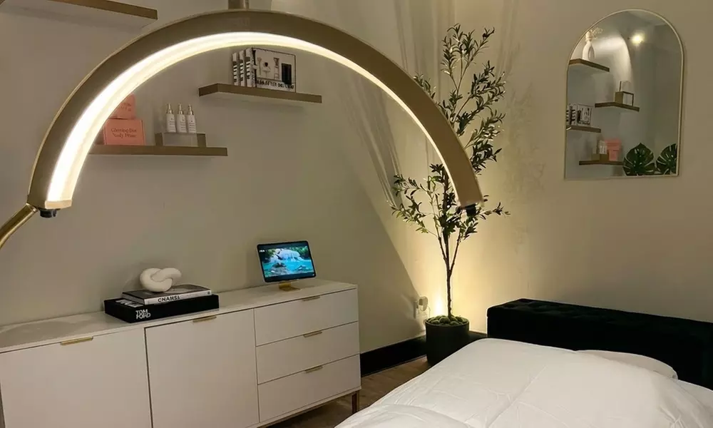 Enjoy Full Set of Classic Natural Eyelash Extensions Service