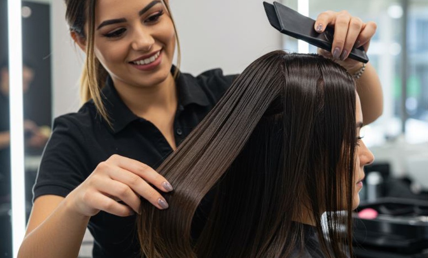 Image 1: Alisado de queratina con corte de puntas para 1 persona