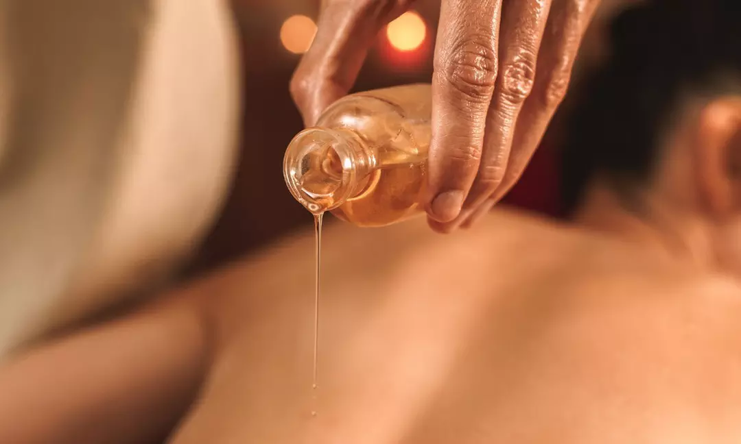 Delve into Peace with Ayurvedic Shirodhara Body Treatment for Women