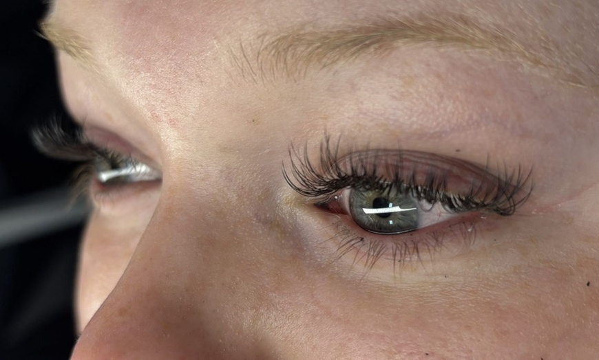 Image 7: 180-Min Classic, 210-Min Hybrid, or 180-Min Volume Lashes Extensions