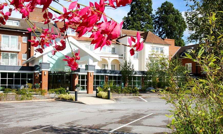 Image 2: Berkshire: 4* Standard Room Stay with Dinner