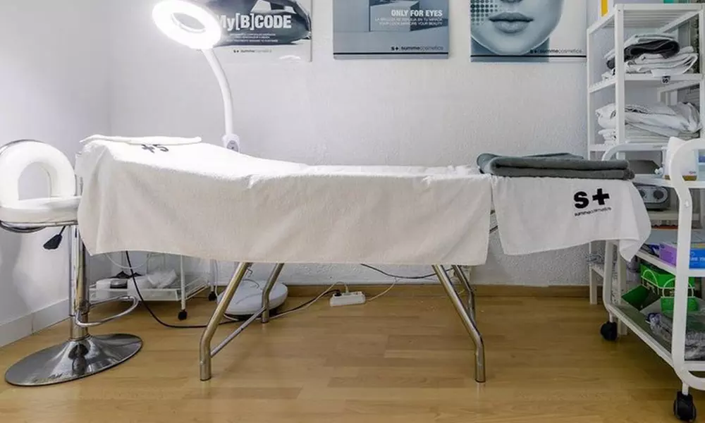 Limpieza facial profunda con opción a microdermoabrasión, radiofrecuencia y mascarilla de vitaminas para 1 persona - Second Medium