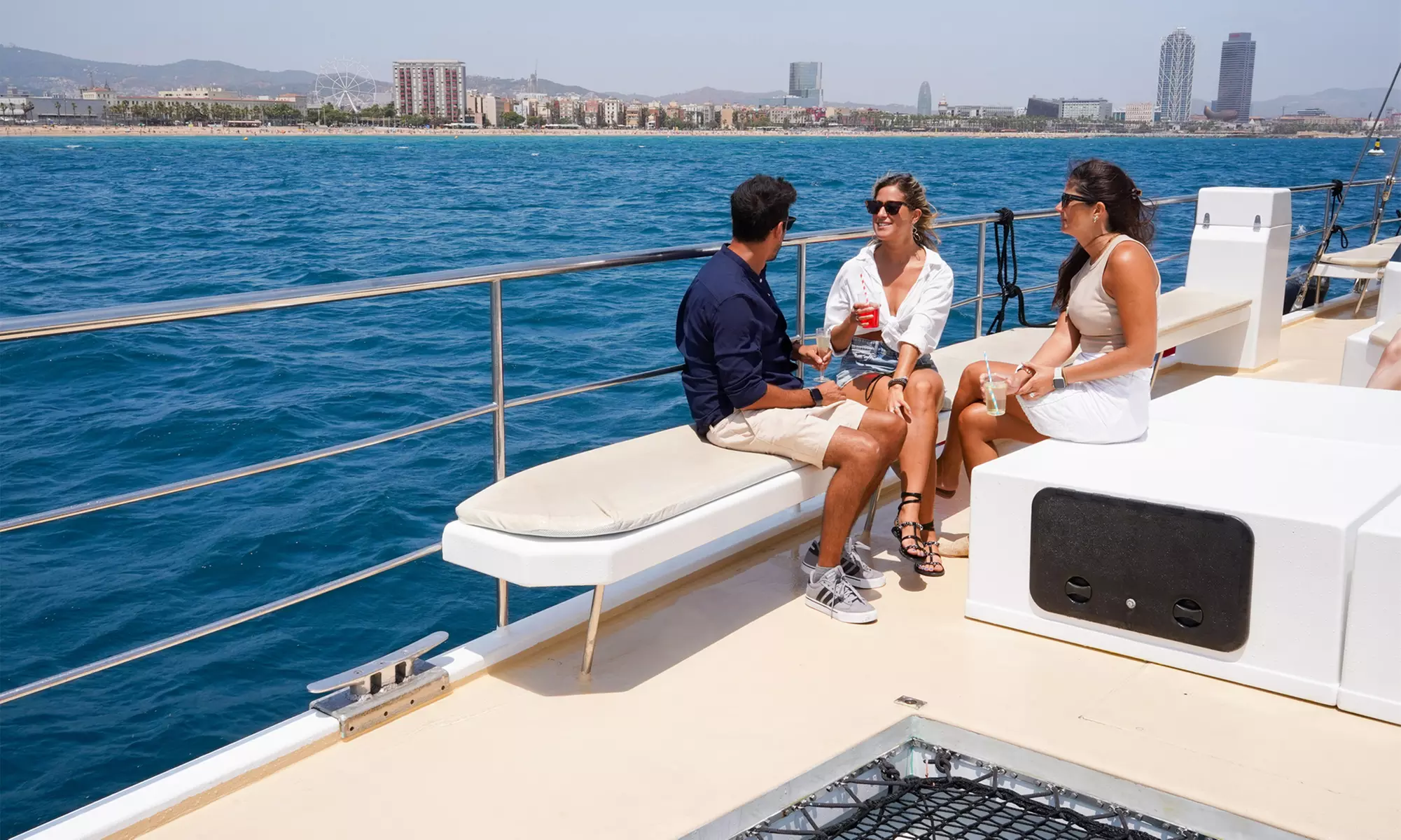 Paseo de 1 hora en catamarán a vela por la costa de Barcelona