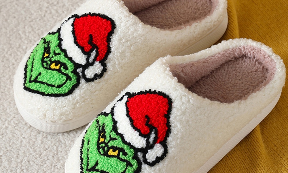 Weihnachtliche Hausschuhe mit Grinch-Motiv