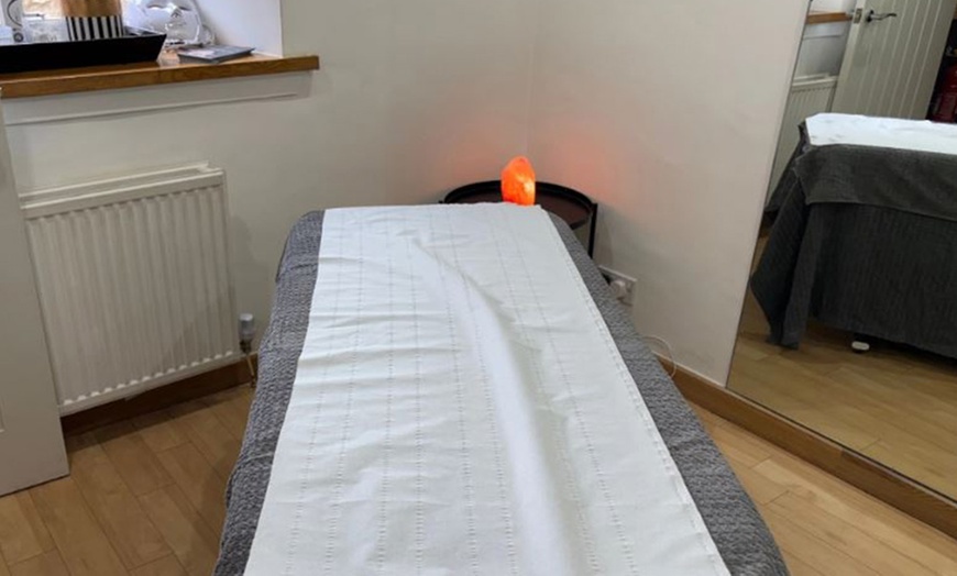 Image 5: Combo: Eyebrows, Underarms & Half Leg Waxing / Hollywood Waxing