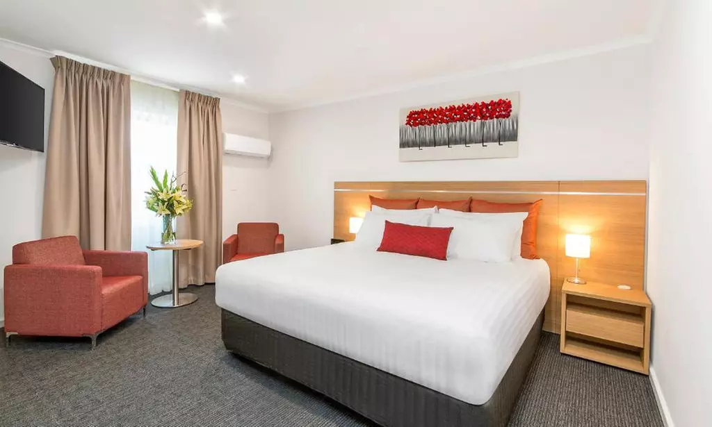 Adelaide: Superior King Room w/Food & Beverage Voucher & Late Checkout