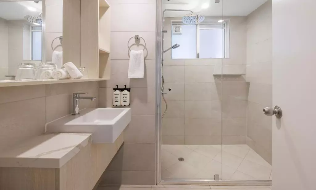 Palm Cove Getaway: Two or Three-Bedroom Apartment with WiFi