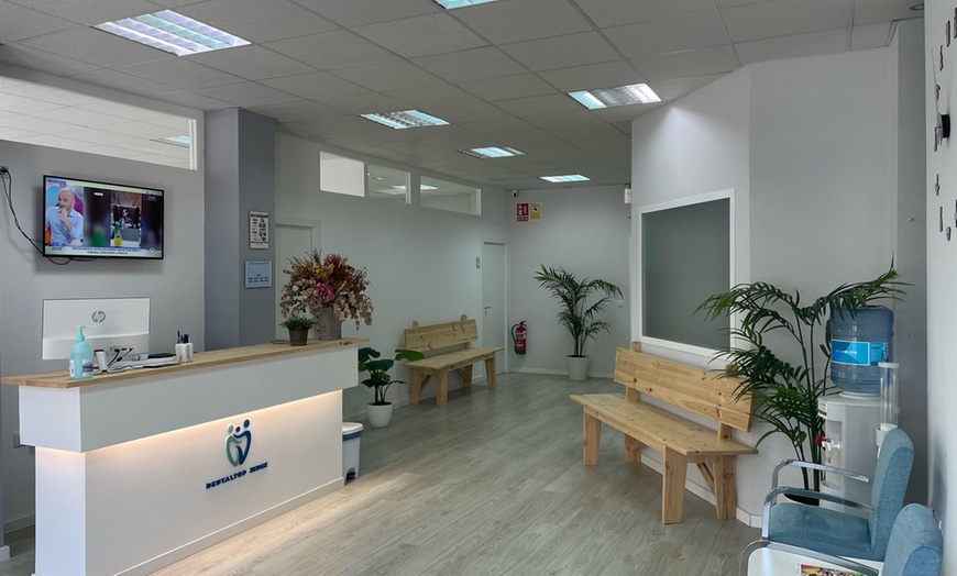 Image 2: Limpieza bucal con pulido dental, revisión y 1 empaste para 1 persona