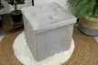 Puff cuadrado con tapizado de terciopelo con espacio para guardar cosas en su interior - Second Medium