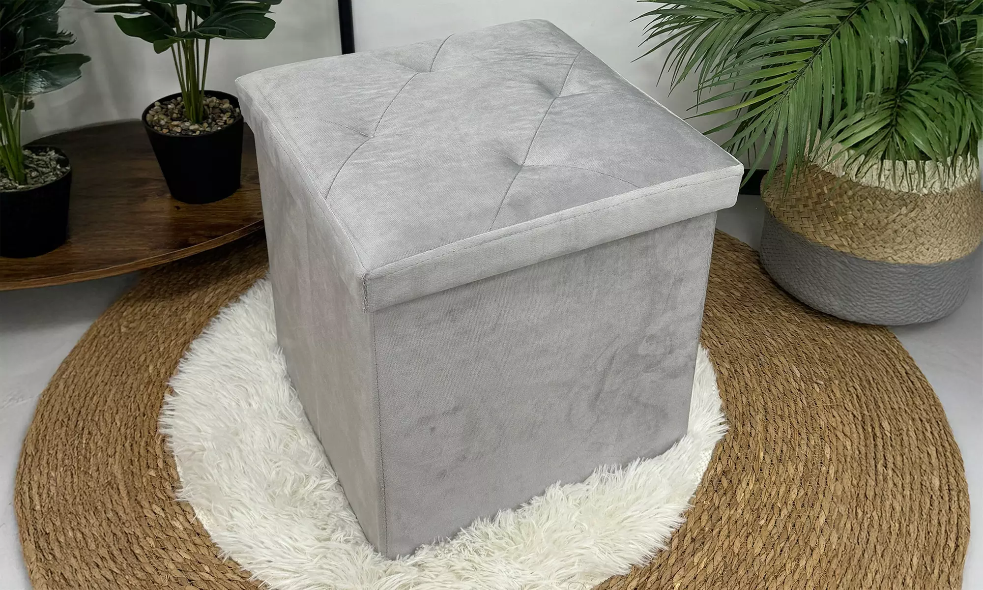 Puff cuadrado con tapizado de terciopelo